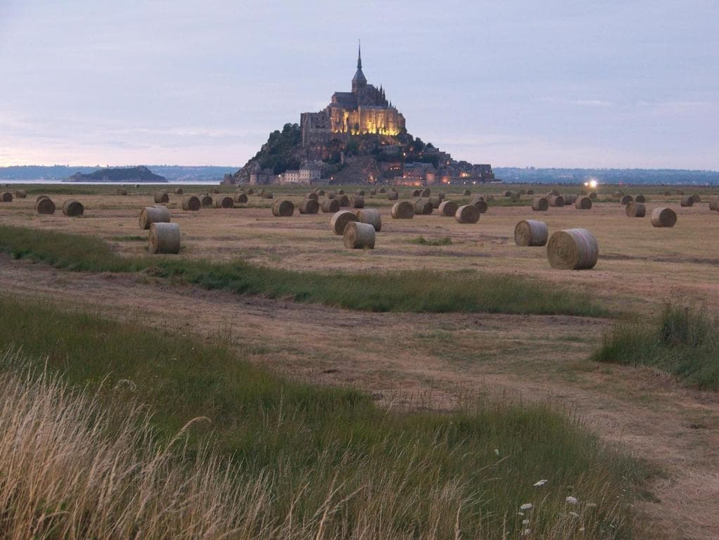 Le Mont-Saint-Michel au soir, vu depuis les champs